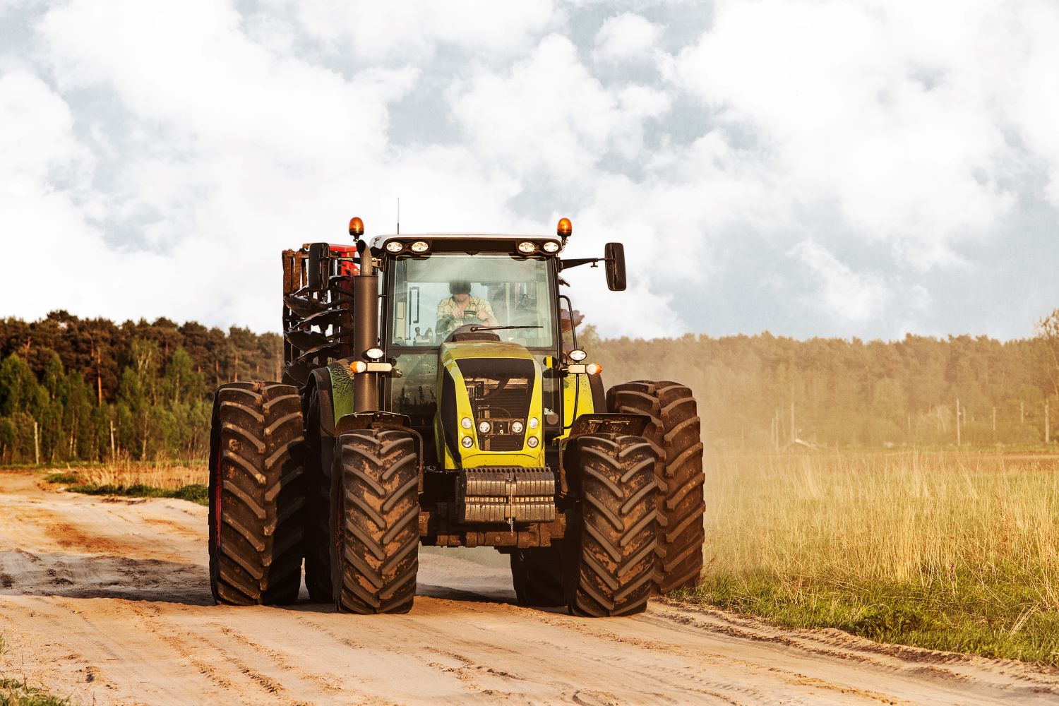 Traktor jadący w polu